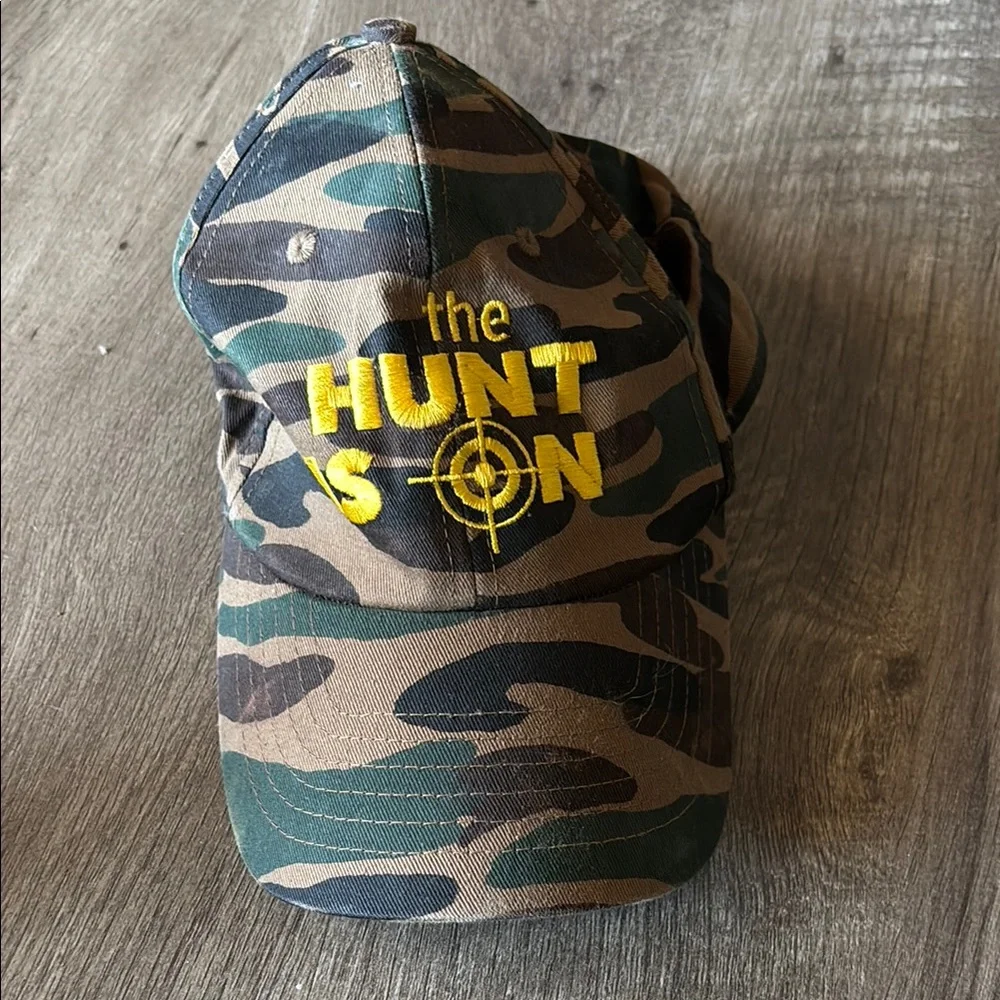 Camouflage 'The Hunt Is On' Cap